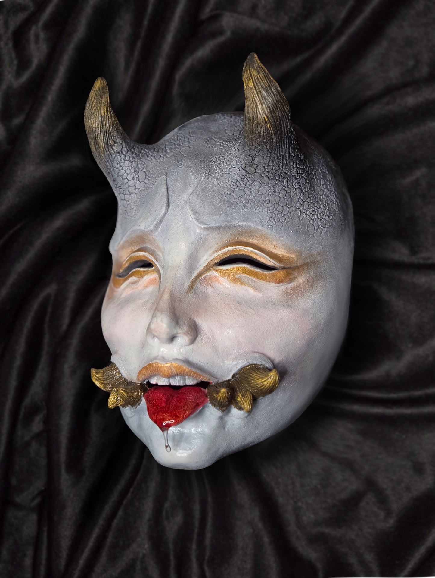 Máscara Namanari maquillaje dorado