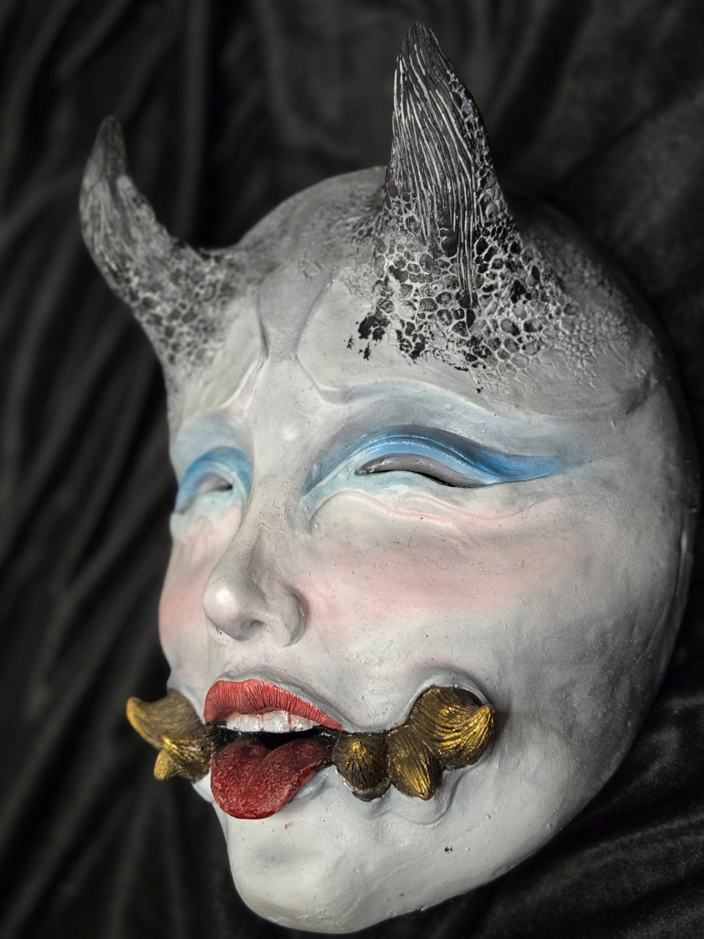 Máscara Namanari maquillaje azul