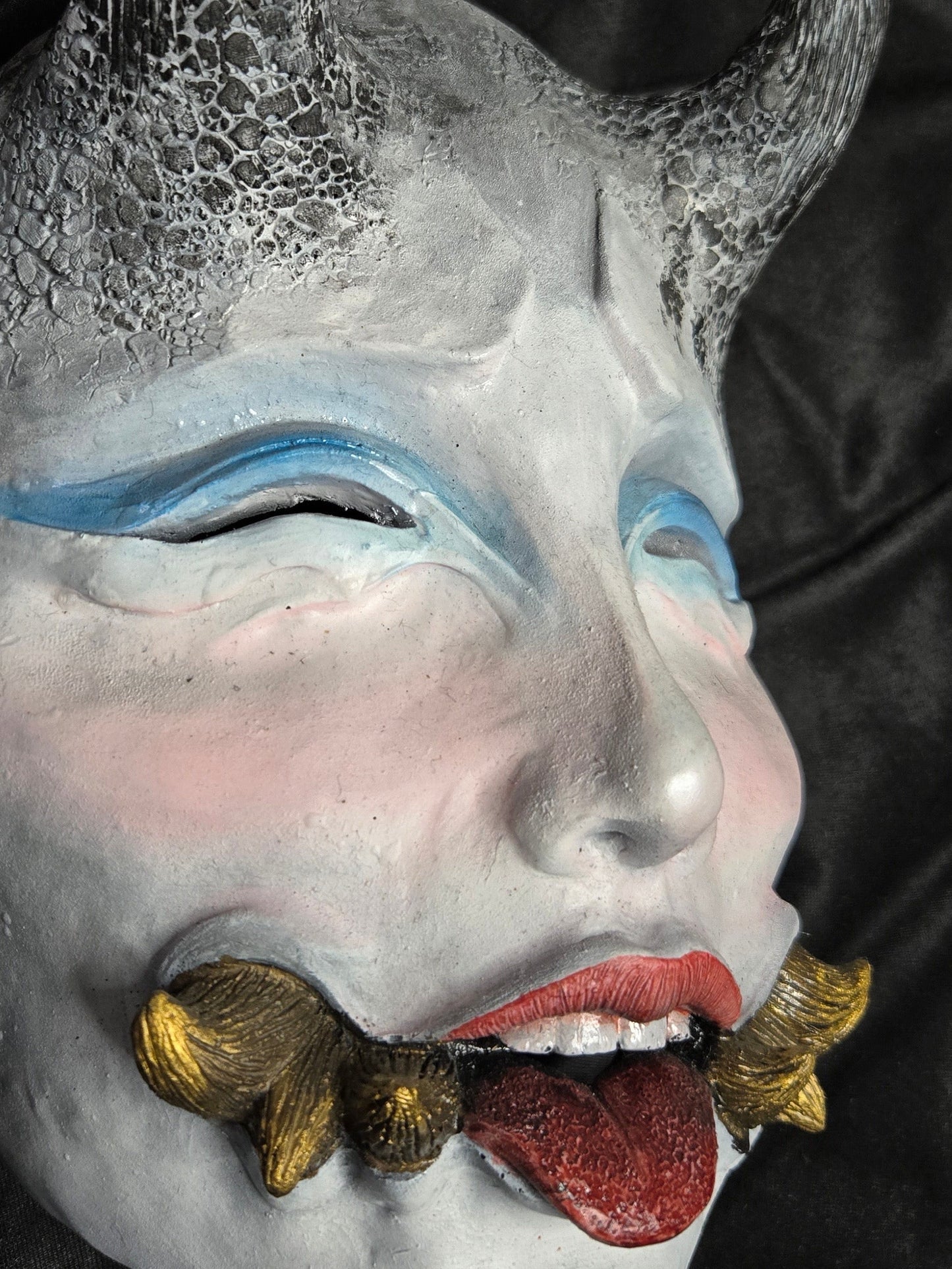 Máscara Namanari maquillaje azul