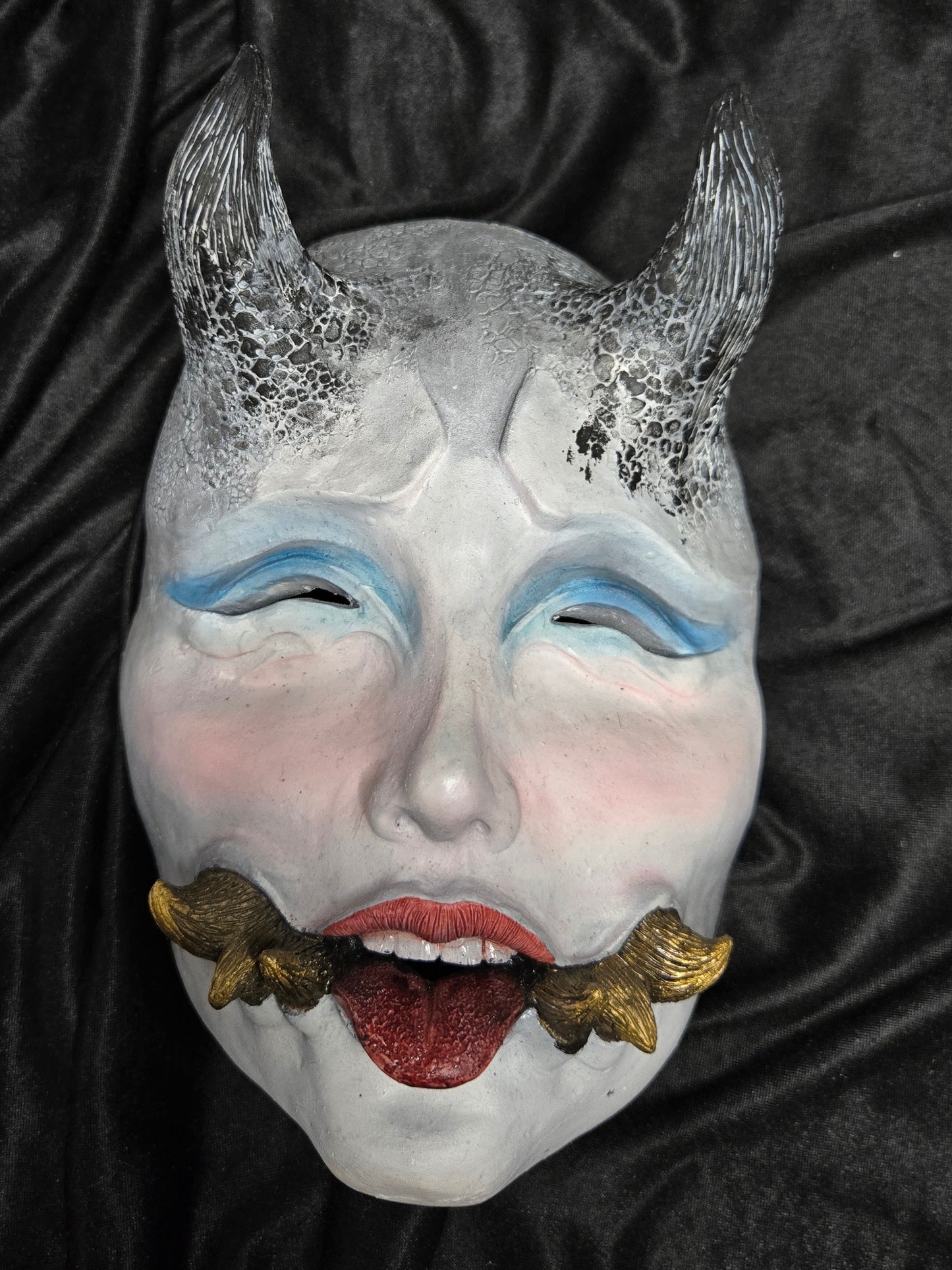 Máscara Namanari maquillaje azul