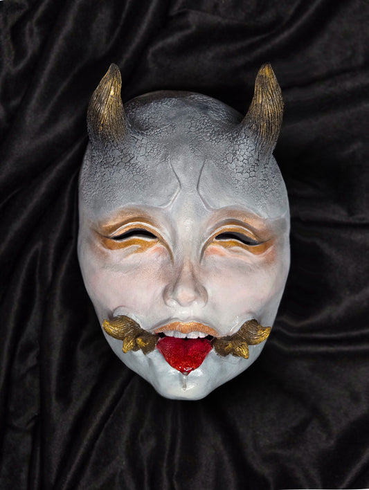 Máscara Namanari maquillaje dorado