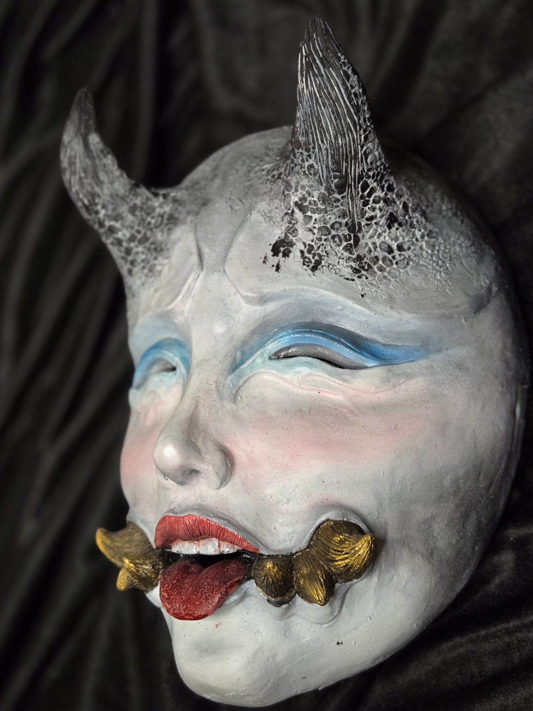Máscara Namanari maquillaje azul