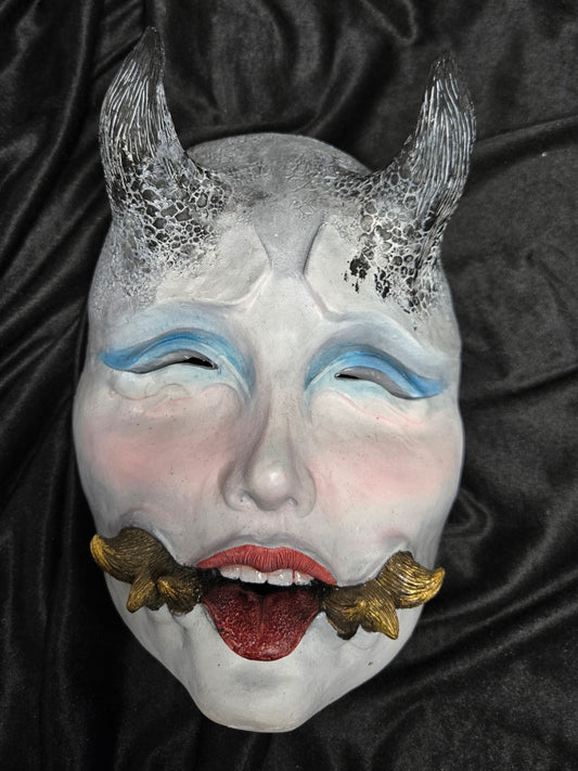 Máscara Namanari maquillaje azul